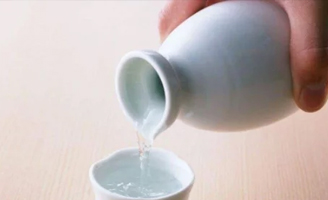 懂行人教你喝白酒,只需学会这“4招”,真假白酒立刻“现原形”